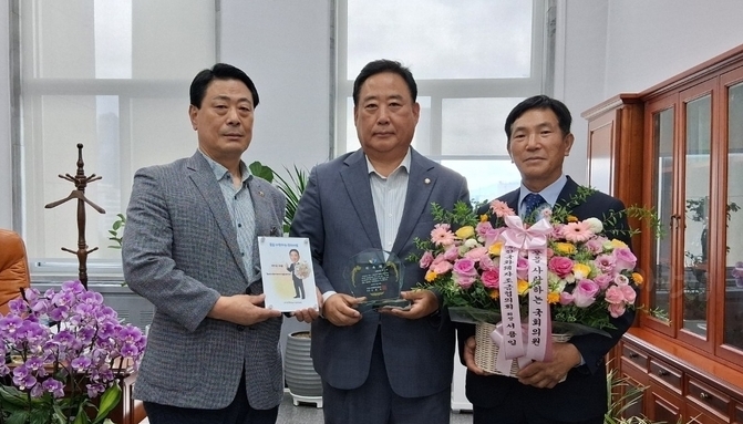 한국화훼자조금협의회는 지난 26일 서울 국회의사당에서 국회 농림축산식품해양수산위원회 어기구 위원장을 ‘꽃을 사랑하는 국회의원’으로 위촉했다. 사진 왼쪽부터 유석룡 한국화훼농협 조합장, 어기구 농해수위 위원장, 서용일 자조금협의회 회장 모습.