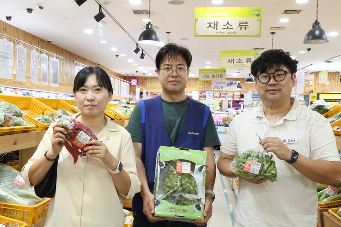 안성시농업기술센터 오준옥 유통지원팀장, 대덕농협로컬푸드직매장 박동규 계장, 권영홍지도사가 안전한 먹거리 로컬푸드직매장에서 출하한 농산물을 홍보하고 있다.