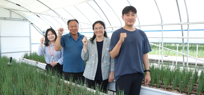 아산시 농업기술센터 이미용 과장, 스마트농업팀 윤성진 팀장, 임예진 지도사와 함께 아산 쪽파 파이팅~