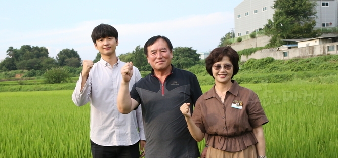 김인숙 과장, 박규민 지도사가 평택 슈퍼오닝쌀을 응원했다.