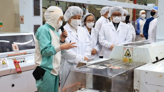 농식품부, 중동발 원자재 수급 대응… 롯데웰푸드 공장 현장 점검