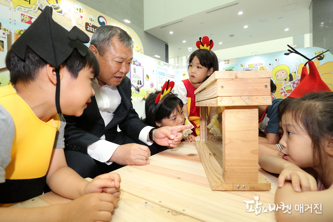 17일 전북 전주시 농촌진흥청 농업과학관에서 '꿀벌이 만들어내는 육각형 세상' 특별전시회가 열린 가운데 황규석 농진청 차장이 행사장을 찾은 어린이들에게 꿀벌에 대해 설명을 하고 있다.<사진=농촌진흥청>